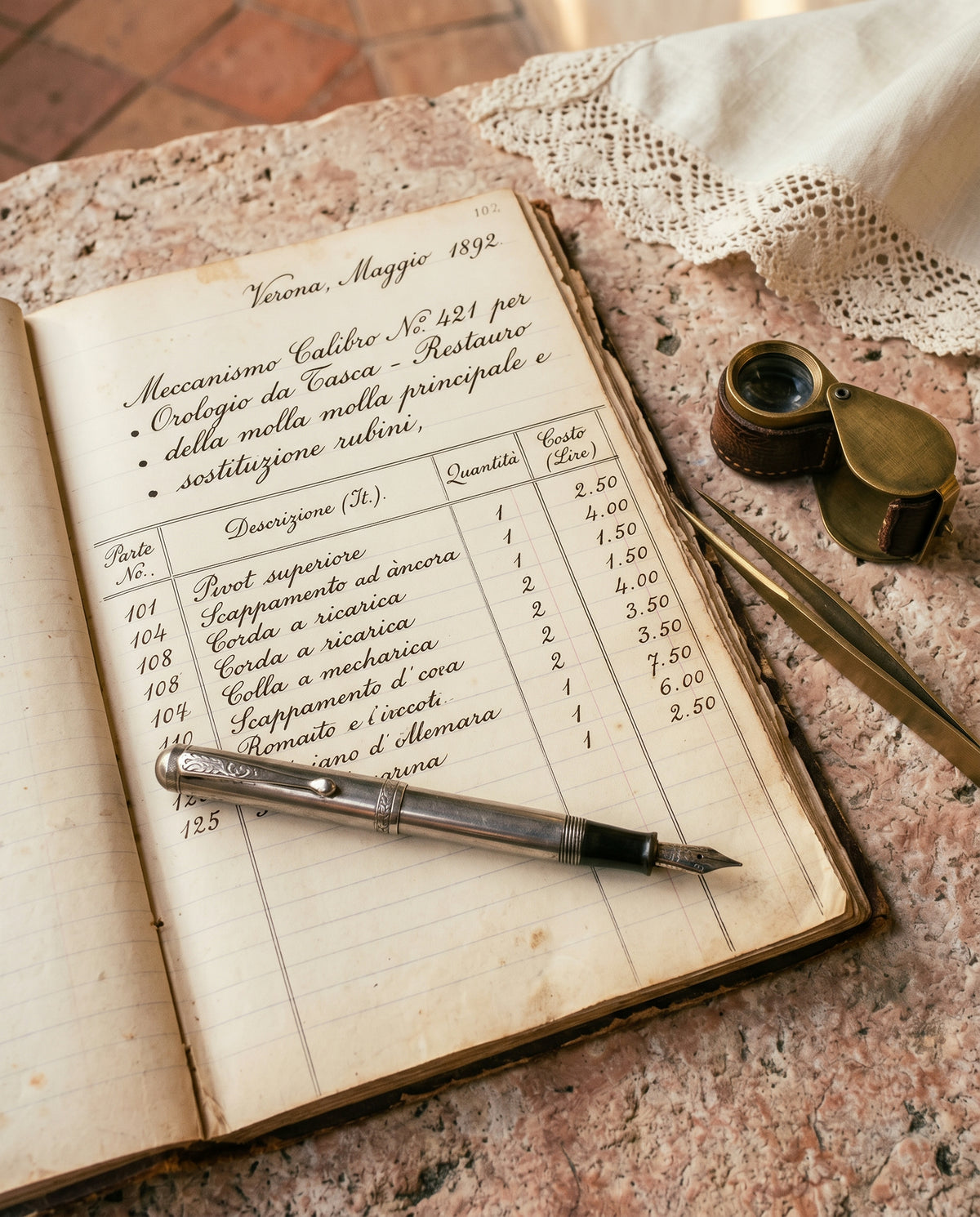 Offenes Werkstattbuch mit handgeschriebenen italienischen Notizen aus 1892, Spalten von mechanischen Teilenummern, ein Federhalter mit Stahlrohr, Messing-Pinzetten und eine Lupe an der Seite.