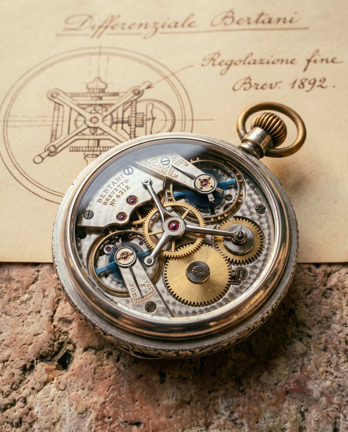 Nahaufnahme der Bertani-Hebelmechanik durch den Glasboden einer restaurierten italienischen Taschenuhr, dahinter im Hintergrund eine technische Zeichnung von 1892 mit handgeschriebenen italienischen Notizen.
