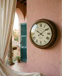 Loggia · Wanduhr mit Holzgehäuse, Schlichte Wanduhr für die Diele